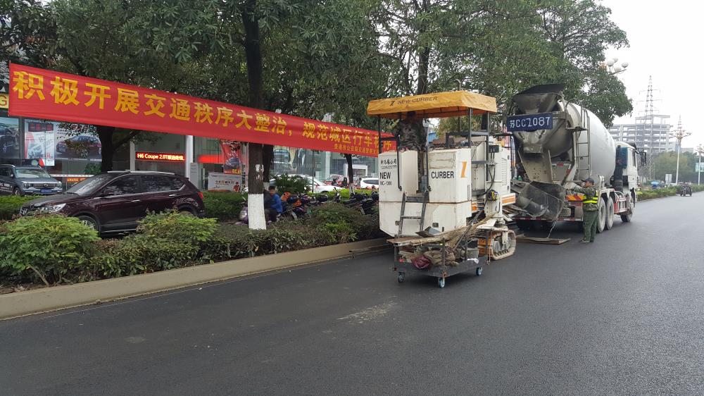 為什么說路緣石滑模機(jī)是混凝土滑模攤鋪的好幫手呢？