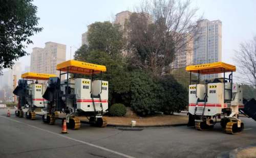 作為公路施工中的重要路面機(jī)械，混凝土路緣石滑模攤鋪機(jī)必須跟上時代步伐