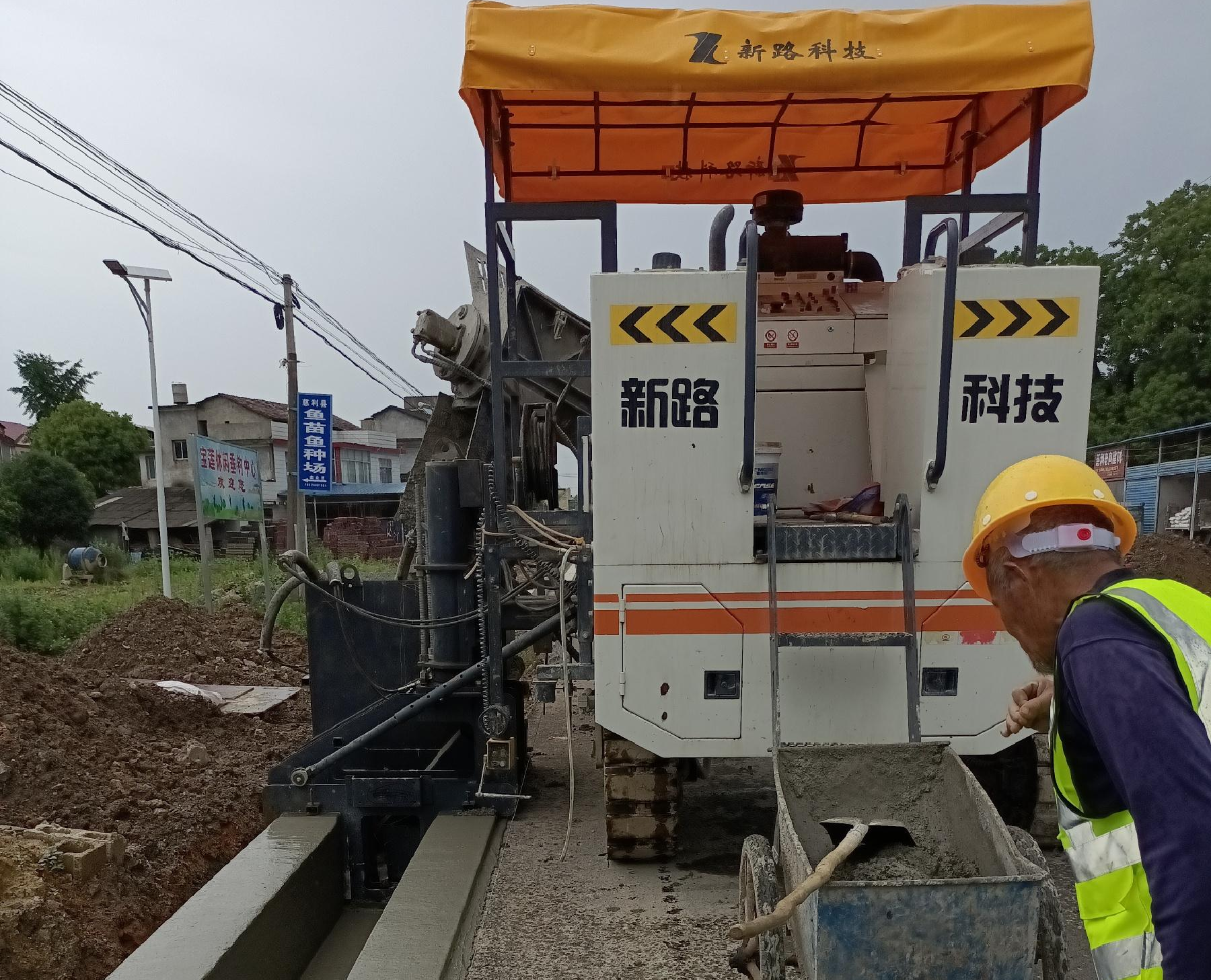 G353慈利至張家界城區(qū)公路排水溝滑模一次性成型，滑模施工效率高